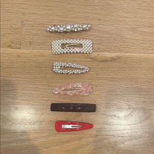 Assorted pearl and tortoiseshell hair clips and barrettes